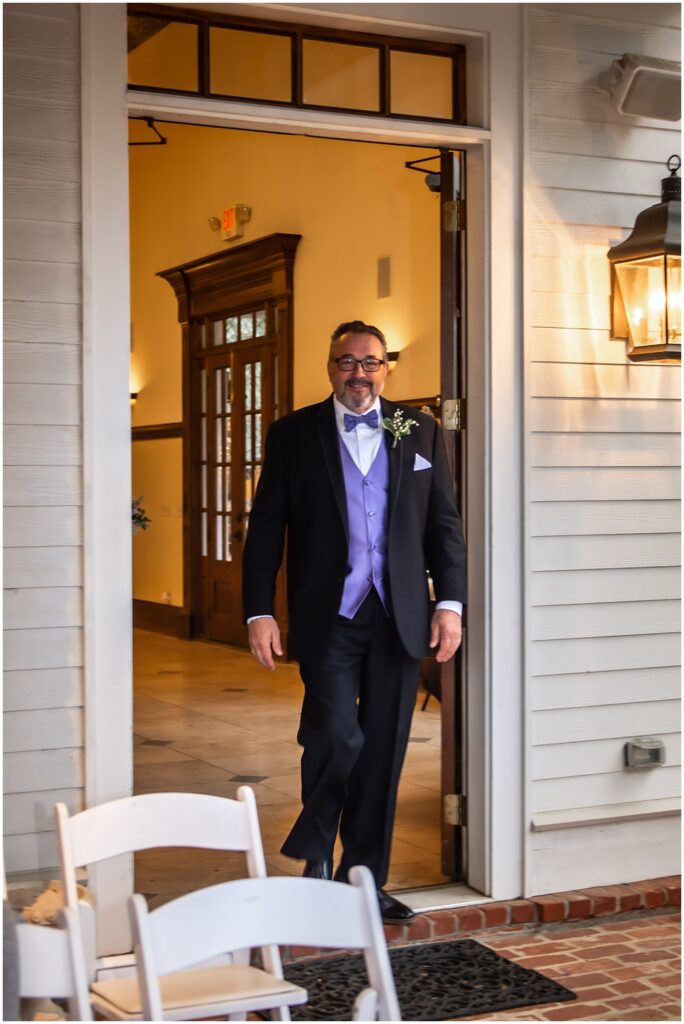 flowery branch photographer photograph bride and groom at a vow renewal at the carl house in auburn georgia 